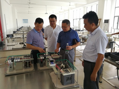 戴院长察看线缆工艺训考室 戴院长察看线缆工艺训考室