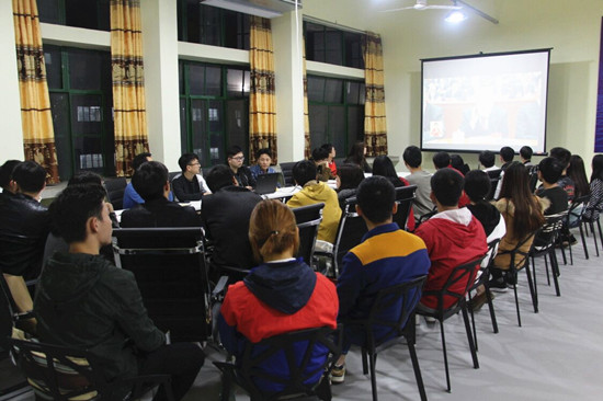 校团委组织学生观看十九大开幕式_副本 校团委组织学生观看十九大开幕式_副本